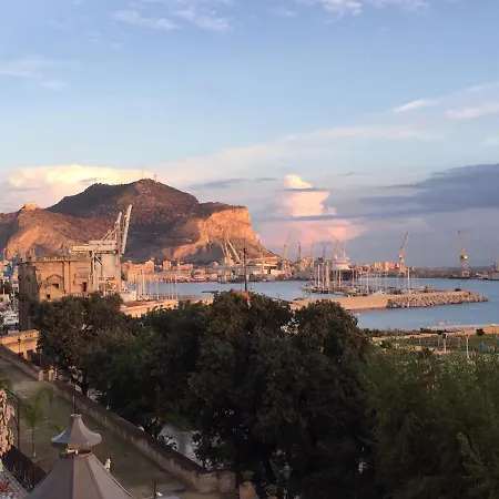 Amazing Sea View In Historic Building In Downtown By Wonderful Italy Apartment *